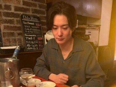 色気がムンムン」岡田将生、秋コーデのモデルショットにファンから絶賛