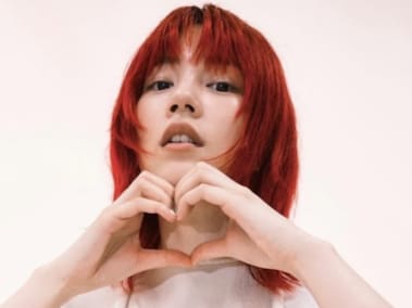 攻めるねぇ」のん、赤髪姿の最新ショット公開！ 「カッコ可愛いのん