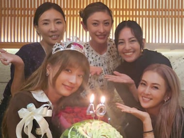 山田優、黒タイツの美脚を披露！ スタイリッシュなコーデのバッグを