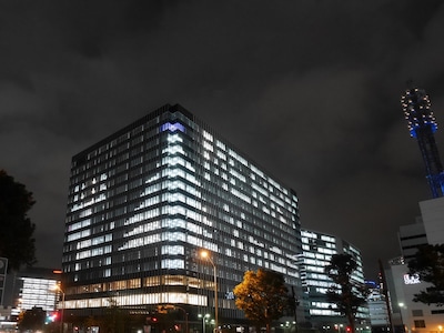 「横浜野村ビル」では竣工前ということで、窓の明かりで文字やイラストが描かれた