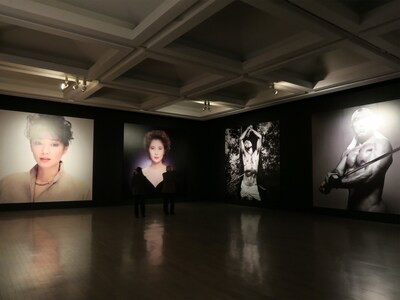 「GOD」セクションの展示のようす。左から、夏目雅子（1982）、大原麗子（1988）、三島由紀夫（1968）、三島由紀夫（1969）