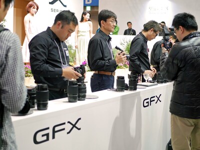 国産初となる中判ミラーレスカメラ「FUJIFILM GFX 50S」の試し撮りには長い行列ができた（2017年2月23日撮影）