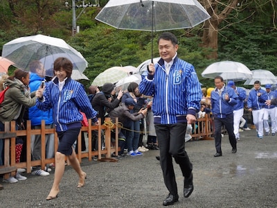 舞殿に向かう南場智子オーナー（左）と岡村信悟球団社長（右）（2017年3月21日撮影）
