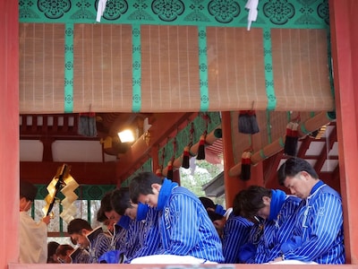 降雨のため、神事は舞殿で執り行われた（2017年3月21日撮影）