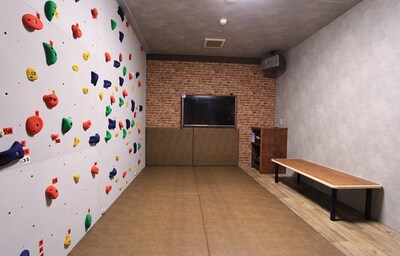 Bouldering + Karaoke = Boulkara