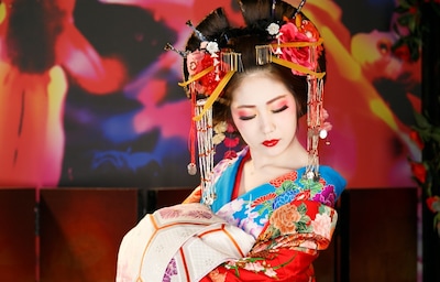 Kyoto Studio Transforms Customers into 'Oiran'