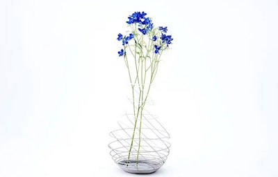 Stylish Flower Vases Showcase Metallic Beauty