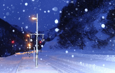 鐵道迷注意！搭乘日本地方路線走訪冬季限定的雪地絕景