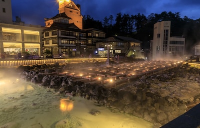 Hot Spring Towns Expand Horizons