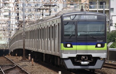 ลุยที่เที่ยวติดรถไฟสาย Toei Shinjuku Line