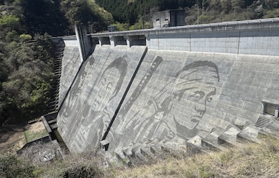 栃木县松田川大坝显现巨型武士像：清洗出来的30周年纪念艺术
