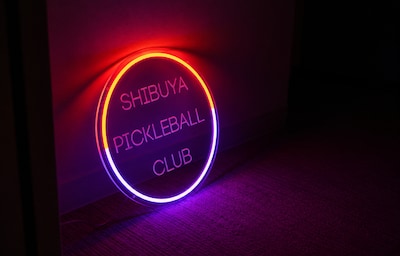 渋谷の夜を彩る「NEON PICKLEBALL CLUB」　光るコートで楽しむ新感覚スポーツ