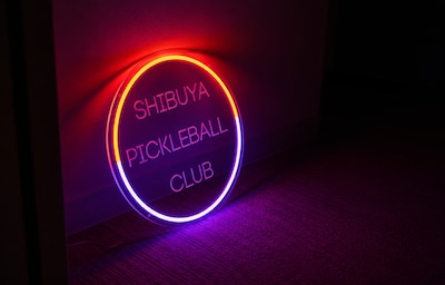 点亮涩谷夜生活！「NEON PICKLEBALL CLUB」在东京开启匹克球新体验