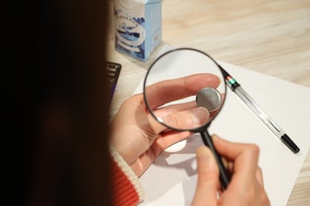 「苦み成分」が塗布されたコイン形リチウム電池