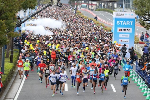 フルマラソンのコースは前回と変わらず。横浜マラソン2016 フルマラソンスタートの様子（画像提供：横浜マラソン組織委員会事務局）