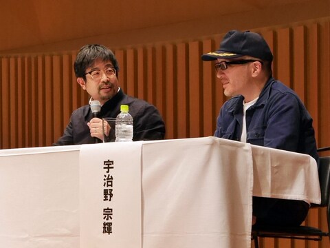 作品について語る小沢剛さん（左）。第1回のヨコトリに《トンチキハウス》という作品を出展、そこで宇治野宗輝さん（右）がパフォーマンスしたエピソードも披露した（2017年4月18日撮影）