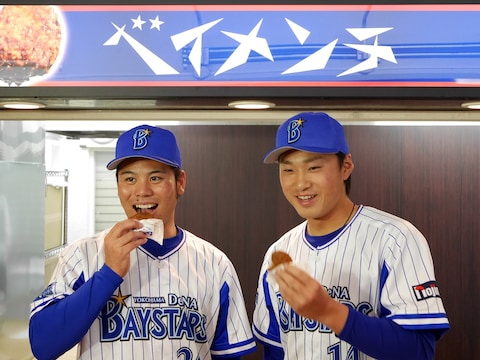 濱口選手（左）と石田選手（右）が「ベイメンチ」をパクリ（2017年4月21日撮影）