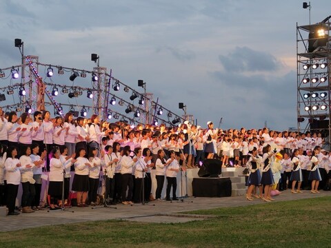 横浜港をバックに約1000人の合唱が響く「ドリーム・オブ・ハーモニー」（2015年6月2日撮影）