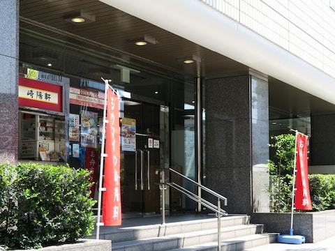 横浜駅東口ジャスト1号館ティーラウンジ店は、崎陽軒本社ビル1階にある。横浜駅東口直結の崎陽軒本店の向かいにあるビルなのでご注意を（2017年7月7日撮影）