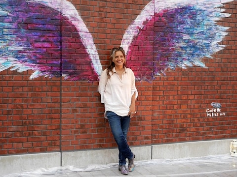 完成した《天使の羽》の前で撮影に応じる、作者のコレット・ミラーさん（2017年7月28日撮影）