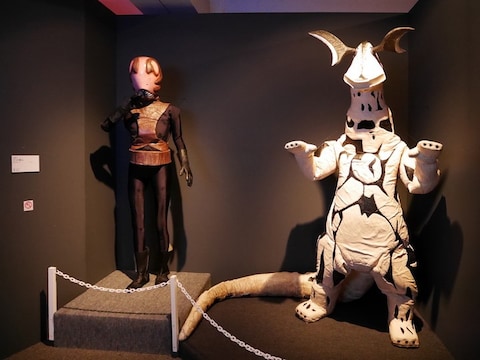 森次さんが最初に遭遇した怪獣、第3話『湖のひみつ』に登場したエレキング（右）。左はエレキングを操るピット星人（2017年8月16日撮影）