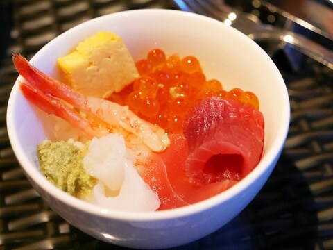 「北海道・いくら醤油漬け 海鮮丼スタイル」は、イクラのほか、マグロやエビ、イカなど好きな具材を盛り付けられる（2017年9月12日撮影）