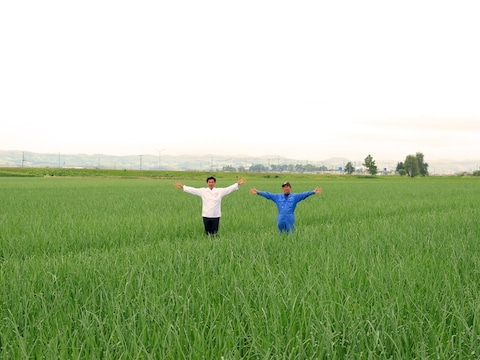 北見町を訪れた小川シェフ（左）。生産者の方もどこまでが自分の畑かわからないほどの広さだったそう（画像提供：横浜ベイホテル東急）