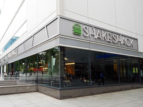 シェイク シャックみなとみらい店は、横浜ランドマークタワーとクイーンズイーストを結ぶ通路にオープン。キハチイタリアンがあった場所（2017年9月27日撮影）