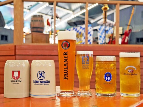 ドイツ・ミュンヘン6大醸造所のビールが初めて勢ぞろい。左から「シュパーテン」「レーベンブロイ」「パウラーナー」「アウグスティナー」「ホフブロイ」「ハッカー・プショール」（2017年9月29日撮影）