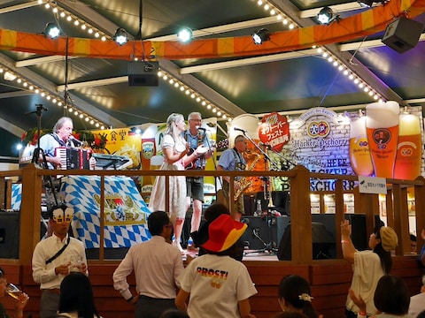 横浜オクトーバーフェストではおなじみ、ドイツの楽団「ヴォーホーアンドカレンダーバンド」の生演奏で盛り上がる会場内。1日4ステージが予定されている（2017年9月29日撮影）