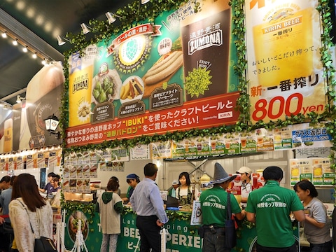 岩手県遠野産ホップIBUKIを使ったクラフトビールと名物おつまみ野菜「遠野パドロン」を販売する「ビールの里・遠野」ブース（2017年9月29日撮影）