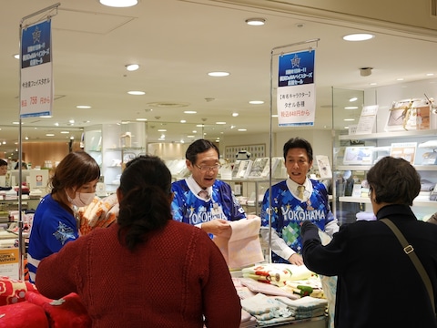 横浜タカシマヤ各売場で「応援セール」のワゴンが登場（2017年10月25日撮影）