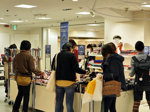 そごう横浜店でも各売場、お買い得品満載で人だかりが（2017年10月25日撮影）