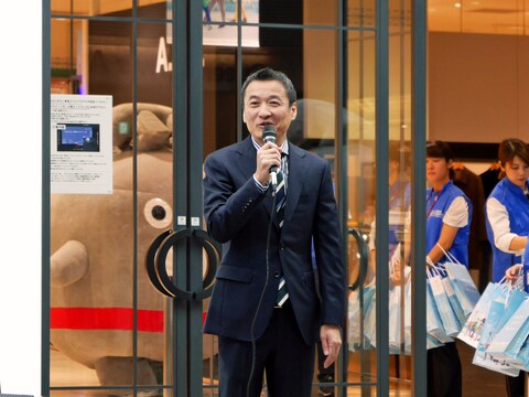 オープニングイベントであいさつする、株式会社クイーンズイースト・石川哲也 代表取締役社長（2017年10月27日撮影）