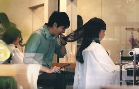 일본의 엽기광고: 손님의 머리카락을 뜯어먹는 미용사