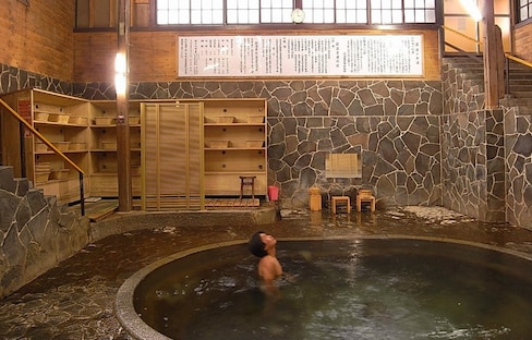 This Ryokan Has an Onsen You Can Stand In