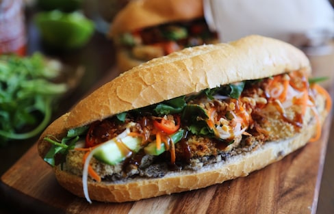 겉은 바싹, 속은 부드러운 베트남 샌드위치 "반미"