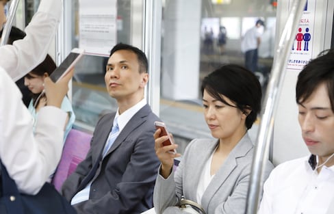 10 Faux Pas Japanese Train Commuters Hate