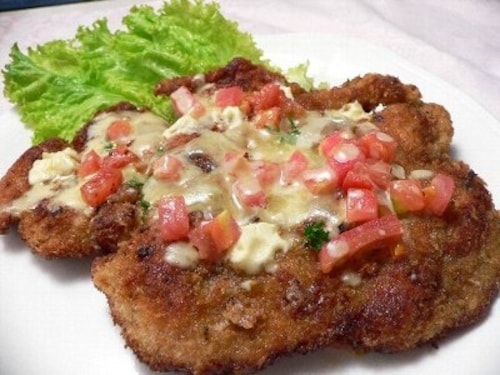 フライパンで作るチキンのカツレツは、まるでわらじのよう