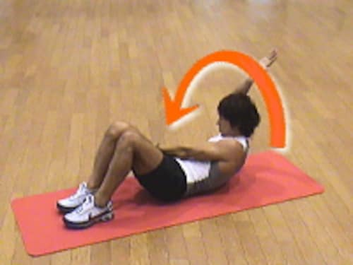 的確に脇腹を絞り込む「クロスチョップクランチ」