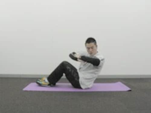 簡単に見えてじわじわ効く「ロシアンツイスト」