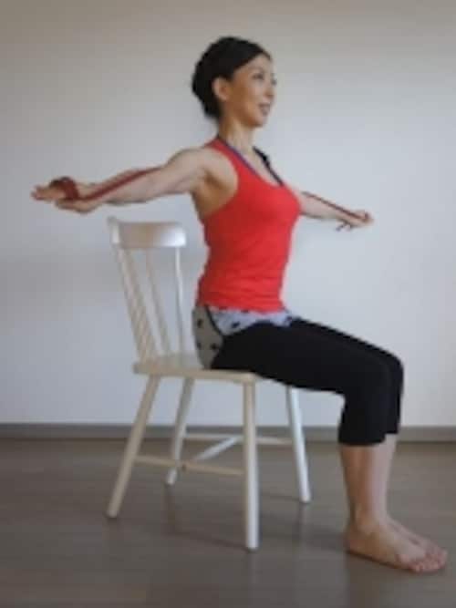 チューブを使ってお腹のインナーマッスルを鍛える方法