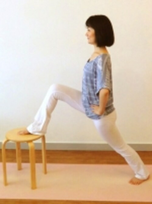 椅子を使ってスッキリ脚を目指す骨盤ストレッチ