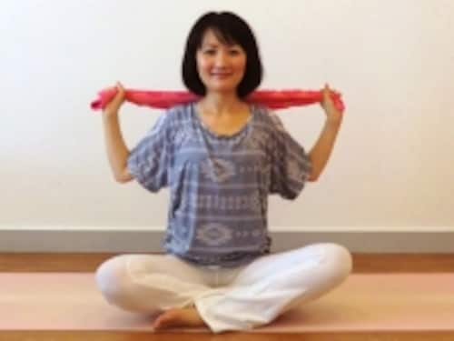 タオルを使って! 初心者OKの肩甲骨ストレッチ タオルを使って! 初心者OKの肩甲骨ストレッチ