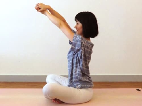 二の腕もスッキリ! 朝にオススメの肩甲骨ストレッチ 二の腕もスッキリ! 朝にオススメの肩甲骨ストレッチ