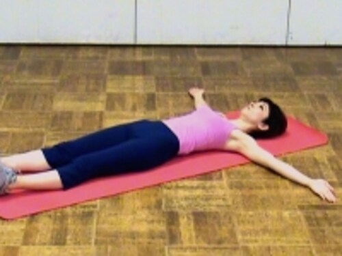 まずは肩甲骨をほぐして、エクササイズの効果をUP