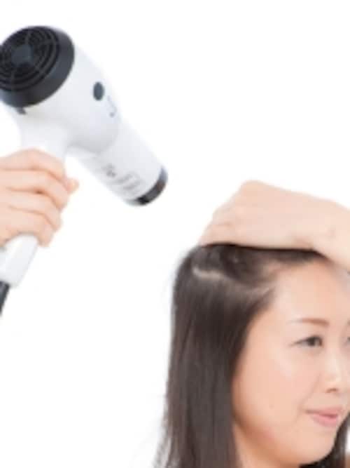 2．髪をかき分けて頭皮から乾かす