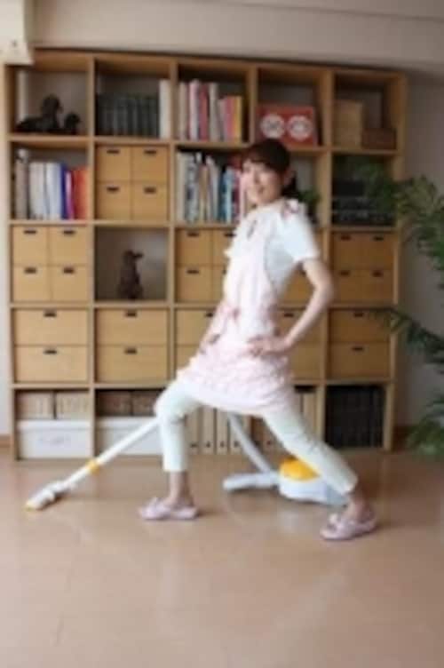 掃除機をかけながら、下半身エクササイズ