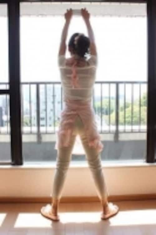 窓や鏡を拭きながら、股関節エクササイズ