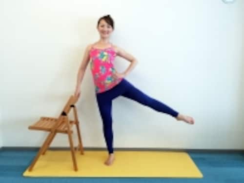 会社の会議室でもできる！ 片足簡単ピラティス